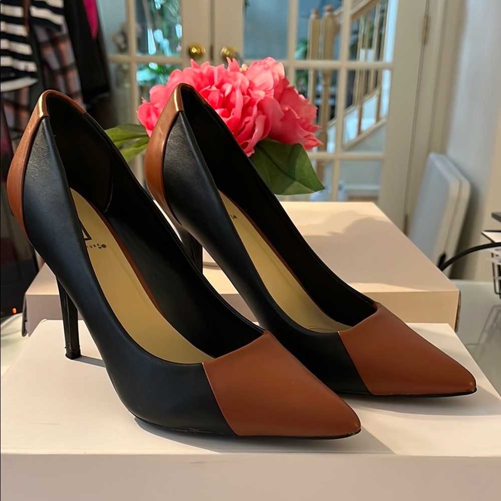 Signature by Shoe Dazzle pumps size 10
